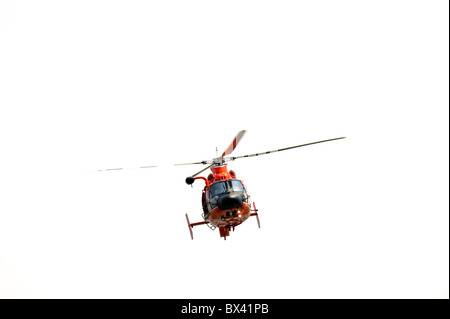 Photographie d'un hélicoptère rouge isolated on white Banque D'Images