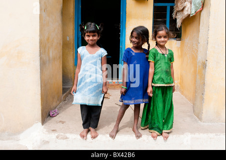 Smiling happy village indien filles debout devant leur maison. L'Andhra Pradesh, Inde Banque D'Images