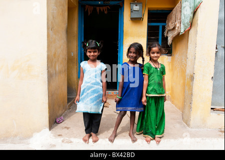 Smiling happy village indien filles debout devant leur maison. L'Andhra Pradesh, Inde Banque D'Images