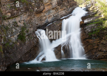 Chutes d'eau qui sort d'un rocher ; Waterton, Alberta, Canada Banque D'Images