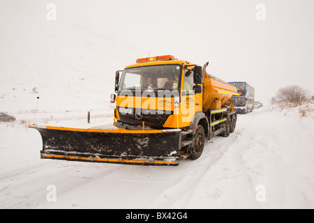 Un chasse-neige sur Dunmail soulever dans le Lake District, UK. Banque D'Images