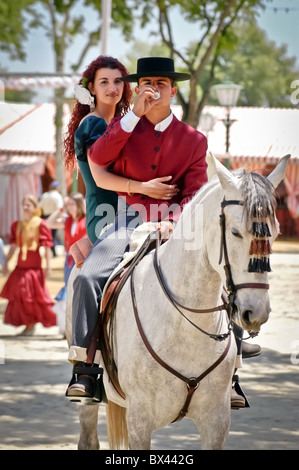 Couple à cheval dans Seviilan typique robe, El Rocio, Espagne Banque D'Images
