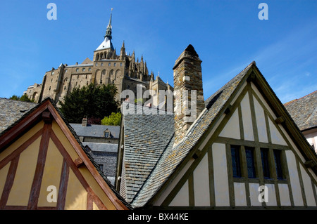 Maisons typiques de la vieille ville entourant le Mont Saint-Michel, un monastère médiéval fortifié sur une île en Normandie, France. Banque D'Images