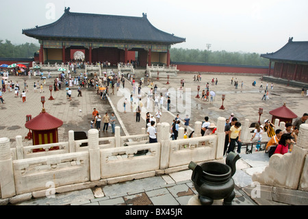 Des foules de gens qui visitent le Temple du Ciel pavillons vus de l'autre côté de la cour, Beijing, Chine. Banque D'Images