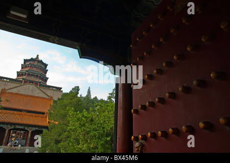 Les touristes à monter les escaliers tout en visitant le palais d'Eté, Beijing, Chine, 9 Minzu Yuan. Banque D'Images