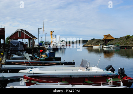 Les petits bateaux amarrés sur le côté de la jetée, Hollen, Kristiansand, Norvège Banque D'Images