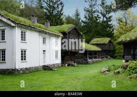 Ferme en bois Maisons disposées comme dans l'ancienne région agricole Setesdal, Hordaland, Kristiansand Banque D'Images