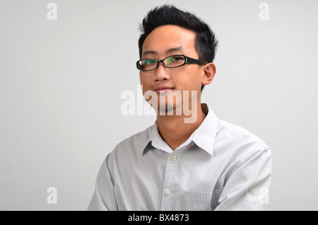 Young Asian business man smiling Banque D'Images