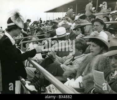 MICKEY ROONEY-nous signe des autographes à l'acteur de film d'une course de chevaux à 1940 réunion Banque D'Images