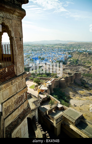 Vue depuis les remparts du Fort Mehrangarh qui domine la ville de Jodhpur, Rajasthan, India Banque D'Images