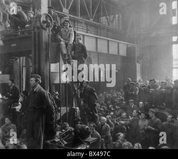 Prague, Tchécoslovaquie, février 1948, les travailleurs en usine lors de la grève générale Banque D'Images