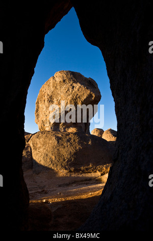 Formé à partir de cendres volcaniques il y a 30 millions d'années, les formations rocheuses uniques dominent aujourd'hui Ville de Rocks State Park à New Mexico, USA. Banque D'Images