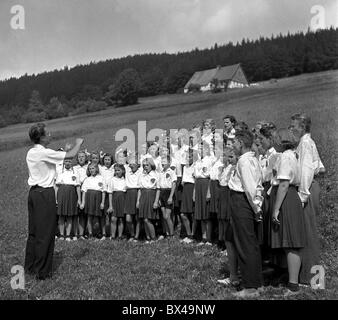 Adlergebirge, jeunes hommes et femmes, le chant Banque D'Images