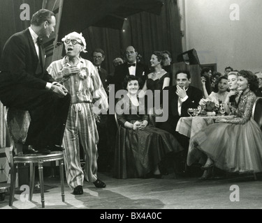 ARTHUR ASKEY le comédien anglais en pyjama avec McDonald Hobley. Petula Clark droit assis à table avec Edmundo Ross en DJ Banque D'Images