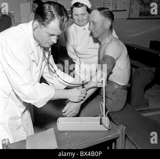 La Tchécoslovaquie - 1950. Infirmière de la Croix Rouge tchécoslovaque attire le sang de donneur. CTK Photo Vintage Banque D'Images