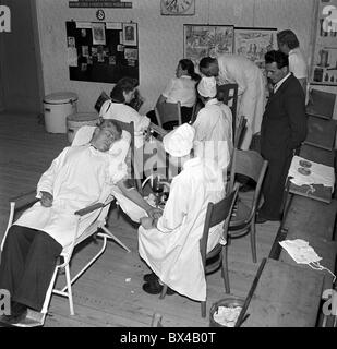 La Tchécoslovaquie - 1950. Infirmière de la Croix Rouge tchécoslovaque attire le sang de donneur. CTK Photo Vintage Banque D'Images