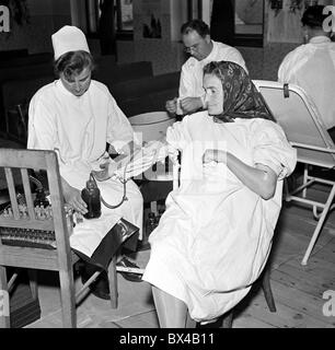 La Tchécoslovaquie - 1950. Infirmière de la Croix Rouge tchécoslovaque attire le sang de donneur. CTK Photo Vintage Banque D'Images