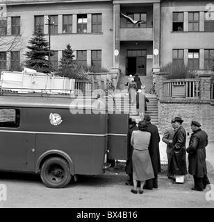 La Tchécoslovaquie - 1950. Croix-rouge tchécoslovaque sang mobile Unité de dessin. Les donateurs à attendre en ligne pour donner du sang. CTK Photo Vintage Banque D'Images