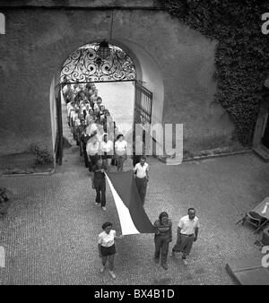 Lisno - Tchécoslovaquie, 1950. Les étudiants de premiers secours derrière mars drapeau national tchécoslovaque. CTK Photo Vintage Banque D'Images