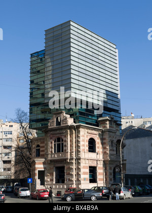 Immeuble de bureaux moderne construit au-dessus de l'ancien bâtiment de la police secrète en soi-disant bâtiment shell sur la place de la révolution en Buchare Banque D'Images