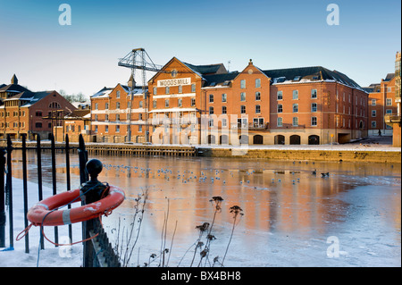 Woodsmill Building, Queen's Staith à York avec une rivière gelée Ouse et King's Staith au premier plan. Banque D'Images