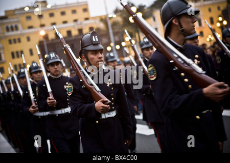 Une procession de la police depuis les marches du palais présidentiel à Lima, Pérou Banque D'Images