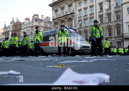 Étudiants qui manifestaient contre l'augmentation des frais de scolarité,Whitehall, Londres Novembre 2010 Banque D'Images