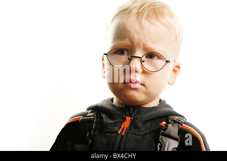 Portrait de jeune garçon avec l'expression arbitraire sur fond blanc Banque D'Images