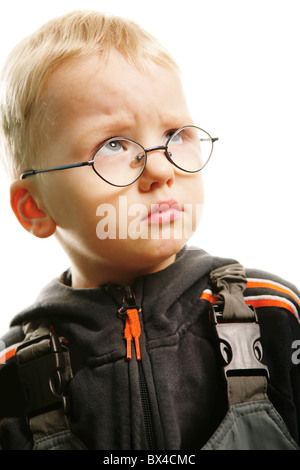 Portrait de jeune garçon avec l'expression arbitraire sur fond blanc Banque D'Images