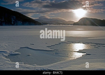 Loch Pityoulish gelés en hiver en vue de les Cairngorms. 7089 SCO Banque D'Images