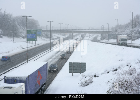 Vue de l'A720 Edinburgh City Bypass in bad conditions hivernales. Banque D'Images