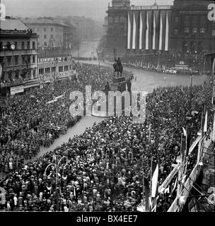 Prague 1948. Foule énorme de personnes réunit à Place Wenceslas de célébrer 30ieth anniversaire de fondation de la Tchécoslovaquie Banque D'Images