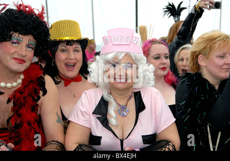 Fans en costume de la Rocky Horror Show tentent d'record du monde pour la plupart des danseurs faisant le Time Warp, Brighton, UK Banque D'Images