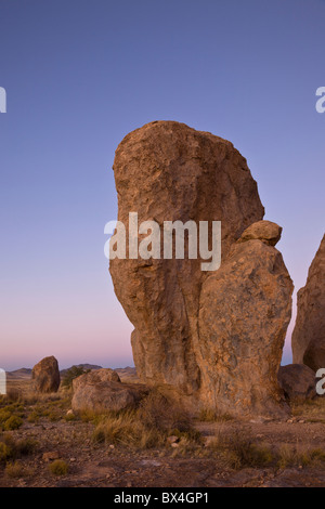 Formé à partir de cendres volcaniques il y a 30 millions d'années, les formations de roche monolithique unique dominent la ville de Rocks State Park campground in New Mexico, USA. Banque D'Images