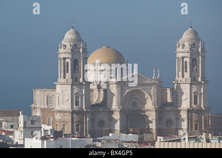 La Cathédrale de Cadix au-dessus des toits dans la brume matinale. Banque D'Images