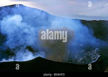 La fumée s'échapper de la cratère de volcan Yasur, île de Tanna, Vanuatu. Banque D'Images