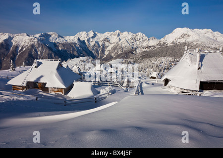 Maisons de bergers donnant sur les Alpes de Kamnik à Velika Planina, la Slovénie. Banque D'Images