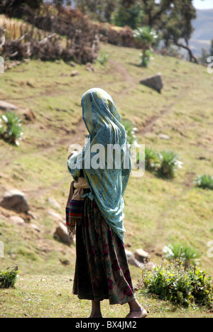 Une jeune femme avec la tête recouverte d'une couverture dans les montagnes du Simien de l'Éthiopie Banque D'Images