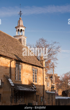 Tour de l'horloge, de la mairie, rue Haute, Chipping Campden, Cotswolds, Gloucestershire, Angleterre, Royaume-Uni. Banque D'Images