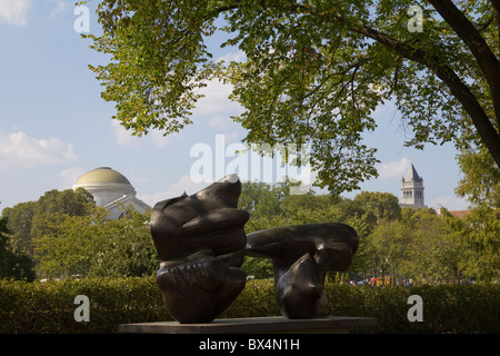 Deux sculptures de Henry Moore, sur le Mall Washington DC USA Banque D'Images