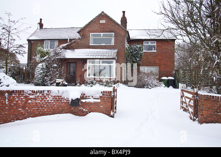 Maison en brique couverte de neige, Hampshire, Angleterre, Royaume-Uni. Banque D'Images