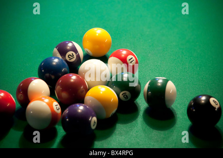 Piscine de style moderne coloré, boules sur une table de billard déjà éclatées, d'attente pour le joueur suivant. Banque D'Images