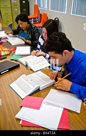 Les étudiants hispaniques dans une classe d'alphabétisation de base des adultes de la communauté à San Juan Capistrano, CA, utiliser des dictionnaires pour trouver des adjectifs Banque D'Images