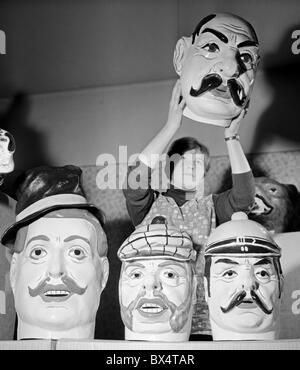 Femme à l'usine de papier Kadä±n avec le papier utilisé dans les masques de carnaval. CTK Photo/Jan Barta Banque D'Images