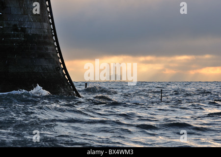 Une vue rapprochée de la Bell Rock Lighthouse (12 milles au large d'Arbroath) et une plate-forme de forage, Angus, Scotland Banque D'Images