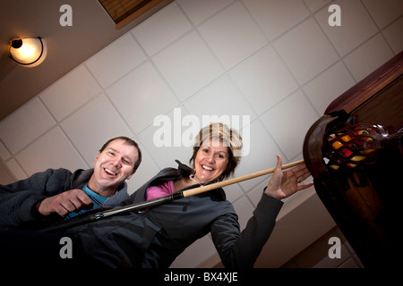 Couple Playing Pool ou billard ; Edmonton, Alberta, Canada Banque D'Images