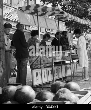 Femme Homme vend des melons d'eau à des clients à Prague, Tchécoslovaquie 1963. (Photo CTK Karel / Melvald Banque D'Images