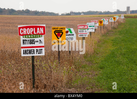 Saint Nazianz, Wisconsin - Signes marquer différentes variétés de cultures dans un champ de soja, y compris les cultures génétiquement modifiées. Banque D'Images