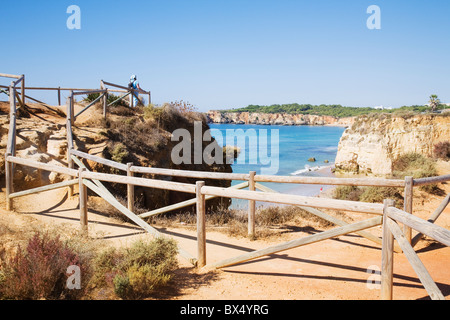 Un sentier Cliff Top court le long de la côte, de "Praia da Rocha" à "Praia do Vau" dans l'Algarve, au Portugal. Banque D'Images