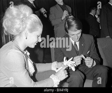 Vera Caslavska, Josef Odlozil, cadeau, présent Banque D'Images